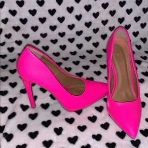 Neon pink Snake Textured Pump